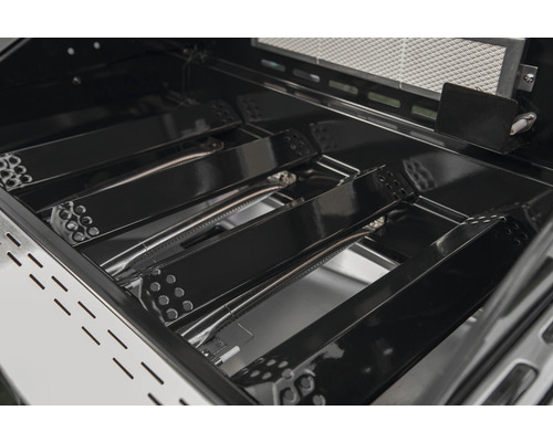 Innenansicht eines Gasgrills mit Brennern und Flammenverteilern