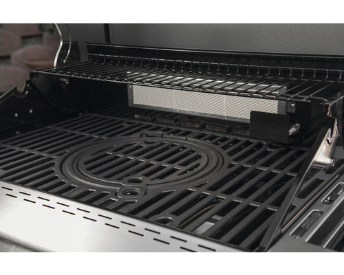 Innenraum eines Gasgrills mit Grillrost und Warmhalterost