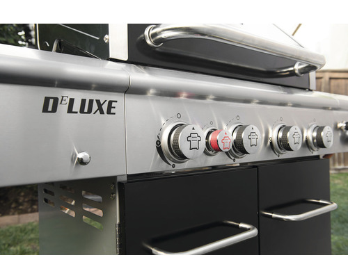 Detailaufnahme eines Gasgrills der Marke Deluxe mit Bedienknöpfen