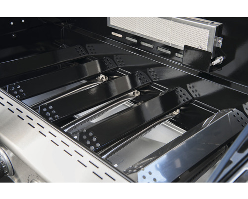 Innenansicht eines Gasgrills mit Brennern und Flammenschutzblechen.