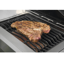 Ein T-Bone-Steak auf einem Grillrost