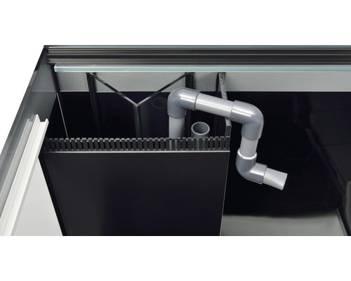 Innenansicht eines Aquariums mit Filtersystem und Zuflussrohr
