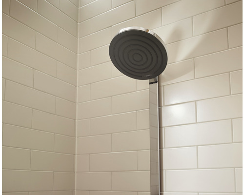 Duschkopf an einer gefliesten Wand