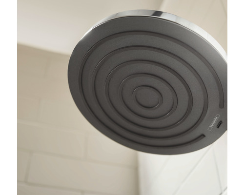 Detailaufnahme eines Duschkopfs mit konzentrischen Kreisen auf der Duschfläche