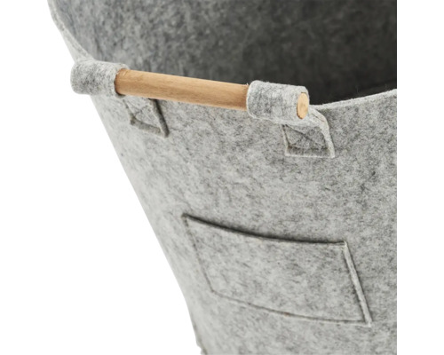 Grauer Filzkorb mit Holzgriff und aufgesetzter Tasche