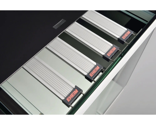 EHEIM Logo auf einer Aquarienabdeckung mit LED Beleuchtung