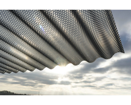 Gewellte, transparente Dachplatte aus Kunststoff vor einem bewölkten Himmel.