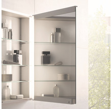 Offener Spiegelschrank mit Glasablagen im Badezimmer