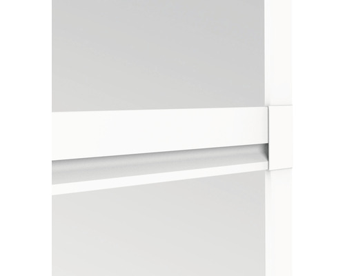 Detailansicht eines weißen Regalsystems mit Fachboden