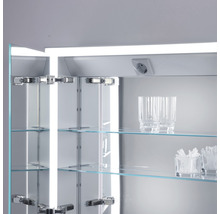 Offener Spiegelschrank mit Glasablagen und Steckdose