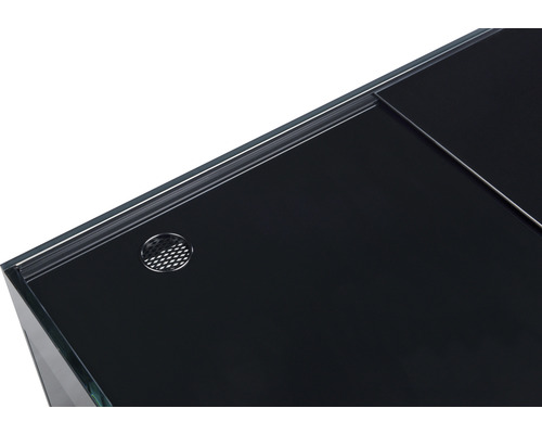 Detailansicht eines Aquariums mit schwarzer Abdeckung und Belüftungsöffnung