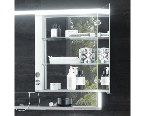 Beleuchteter Spiegelschrank mit Glasregalen und verschiedenen Badartikeln