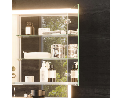 Spiegelschrank mit Glasböden und Badutensilien