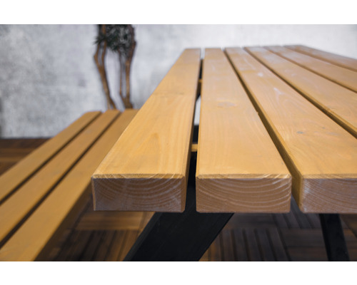 Detailansicht einer Gartentischgruppe mit Holztischplatte und Sitzbänken