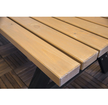 Detailansicht einer Holzterrasse mit Holztisch