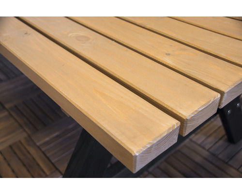 Detailansicht einer Holzterrasse mit Holztisch