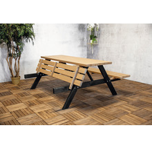 Holz-Biertischgarnitur mit Rückenlehne auf Holzboden