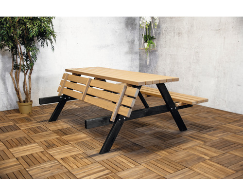 Holz-Biertischgarnitur mit Rückenlehne auf Holzboden