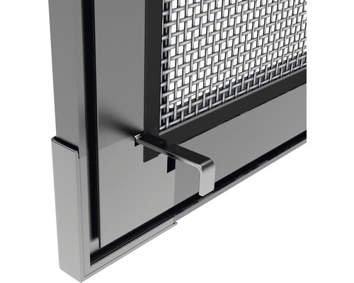 Detailansicht eines Kaminofens mit Gittertür und Griff