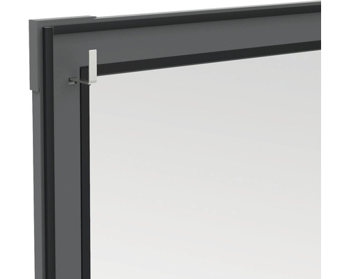 Detailansicht eines Fensterrahmens mit Beschlag