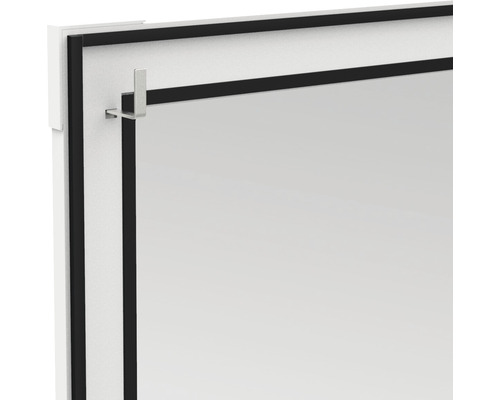 Detailansicht eines Spiegels mit Wandhalterung