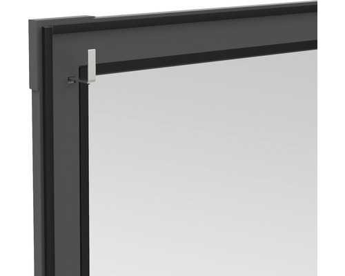 Detailansicht eines Fensters mit Rahmen und Fensterhaken