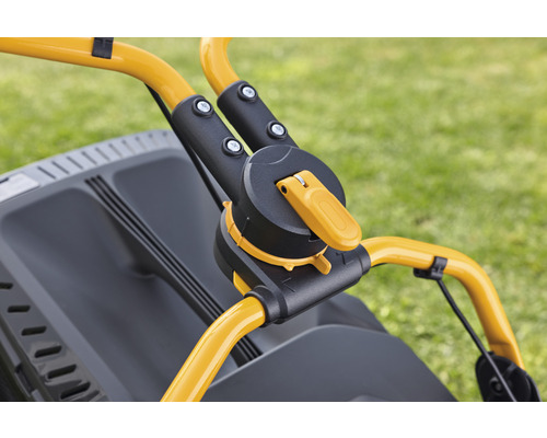 Detailansicht eines Rasenmähers mit Griff und Bedienelementen