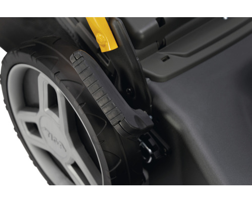 Detailaufnahme eines Rasenmähers mit Rad und verstellbarem Holm.