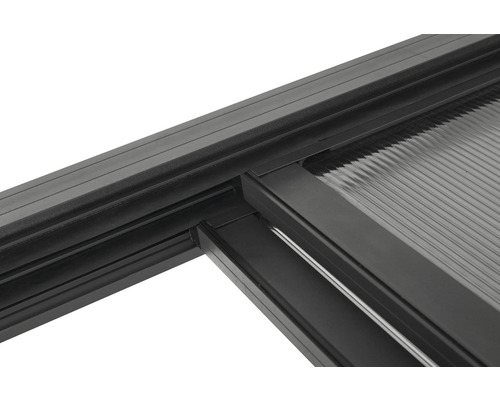 Detailansicht einer Terrassenüberdachung mit Polycarbonatplatten und Aluminiumrahmen