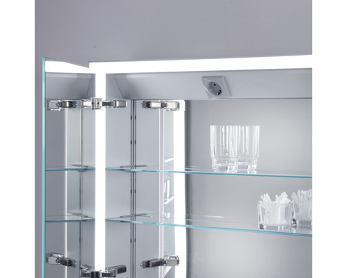 Offener Spiegelschrank mit Glasregalen und Steckdose