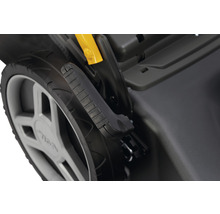 Detailaufnahme eines Rasenmähers mit Rad und Griff