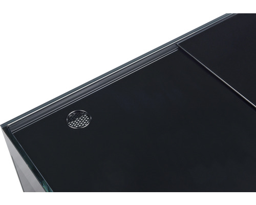 Detailaufnahme eines Aquariums mit schwarzer Abdeckung und Belüftungsöffnung