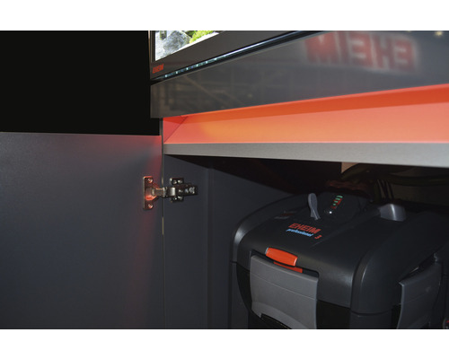 Aquarienschrank mit Außenfilter im Inneren