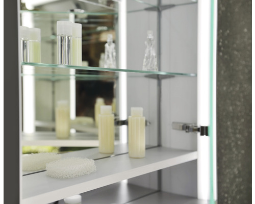 Offener Spiegelschrank mit Glasablagen und verschiedenen Badutensilien