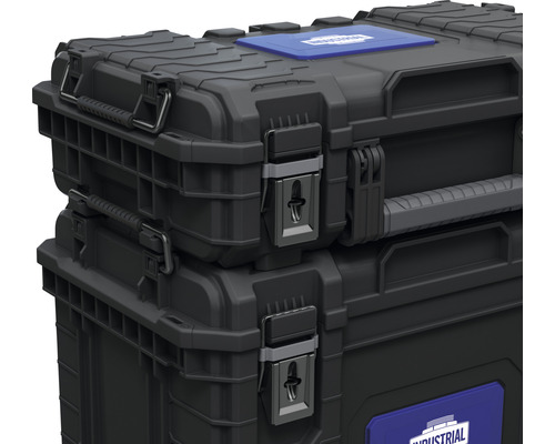 Zwei schwarze Werkzeugkoffer, aufeinander gestapelt