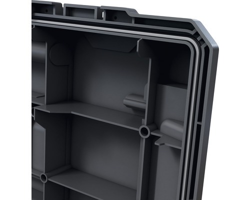 Innenansicht eines schwarzen Werkzeugkoffers aus Kunststoff