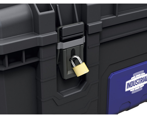 Detailansicht eines Werkzeugkoffers mit Vorhängeschloss