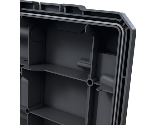 Detailansicht einer leeren Werkzeugkiste mit Fächern und Dichtung