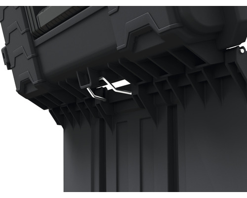 Detailansicht einer Werkzeugkiste mit Metallverschluss.