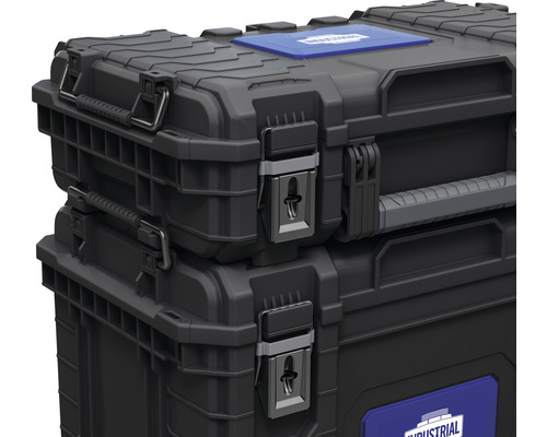 Gestapelte Werkzeugkoffer aus Kunststoff mit Metallverschlüssen
