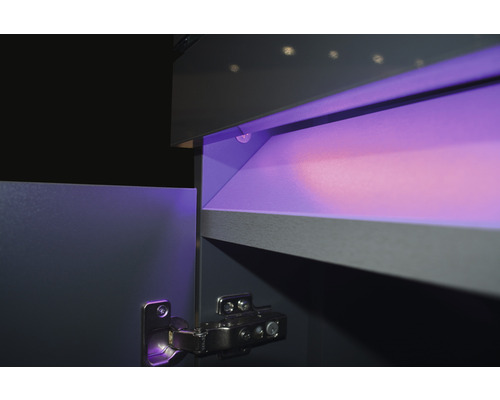 Innenraum eines Schranks mit Beleuchtung