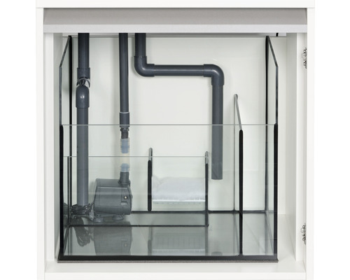 Innenraum eines Aquarienschranks mit Pumpe und Rohren