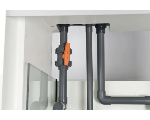 Rohrleitungen mit Absperrventil in einem Aquariumunterschrank