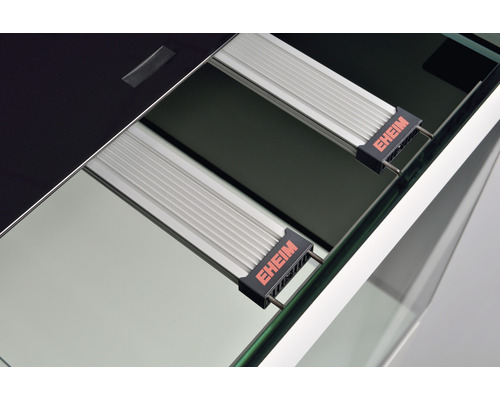 Detailansicht eines Aquariums mit Eheim Logo und Beleuchtung