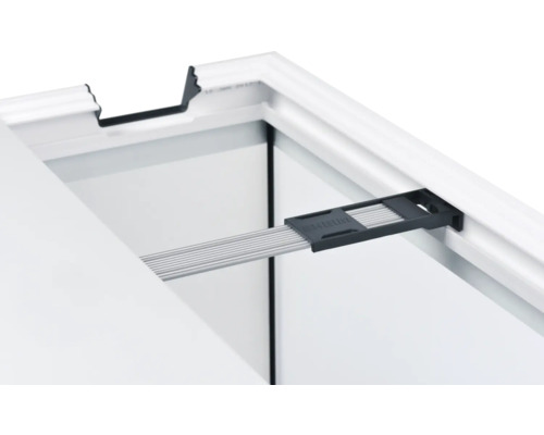 Detailansicht einer Fensterbank mit Halterung und Lamellen