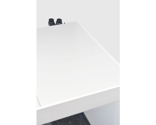 Detailansicht eines weißen Waschtischs mit zwei schwarzen Armaturen