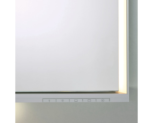 Detailansicht einer weißen Dunstabzugshaube mit Bedienfeld