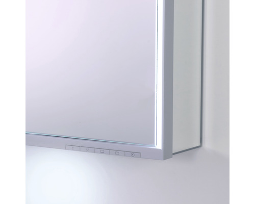 Detailansicht eines Spiegelschranks mit integrierter Beleuchtung und Bedienelementen