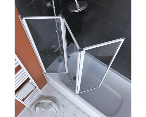 Badezimmer mit Badewanne und Duschabtrennung