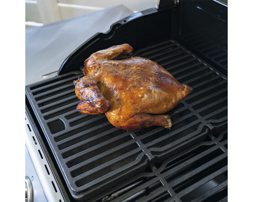 Gegrilltes Hähnchen auf einem Grillrost.